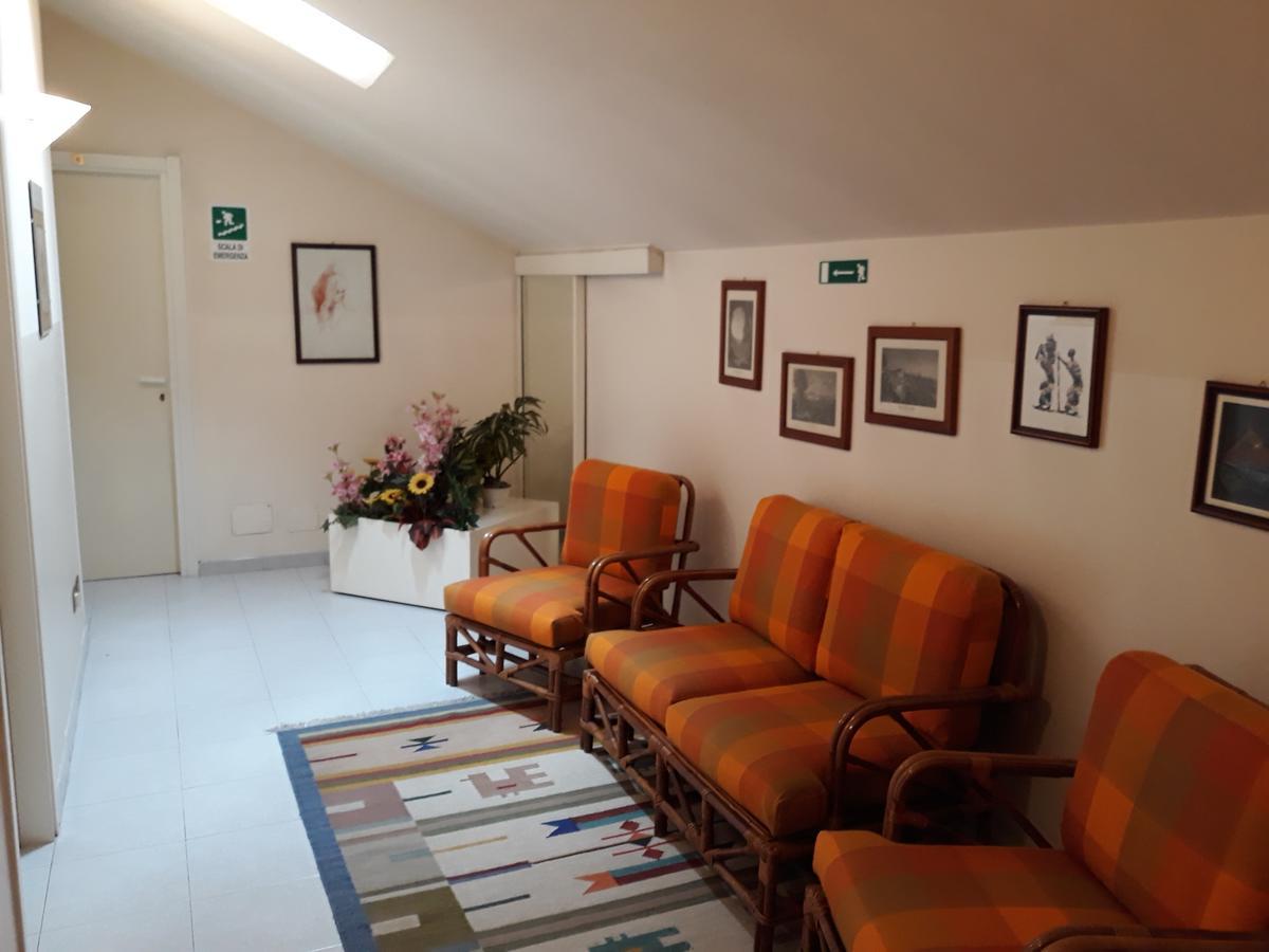 Hotel Molteni Veduggio con Colzano Bagian luar foto
